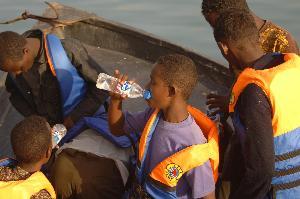 calabria, migranti in barca a vela