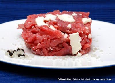 Tartare di fassona piemontese con castelmagno e olio con tartufo bianco - una ricetta fresca per l'estate