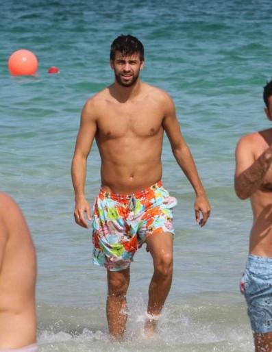 Piqué al mare in Florida ma Shakira non c'è: gli uomini preferiscono le fionde