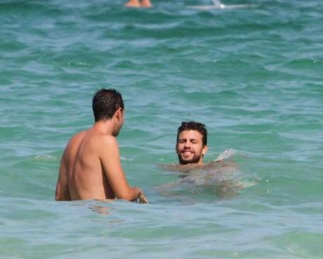 Piqué al mare in Florida ma Shakira non c'è: gli uomini preferiscono le fionde