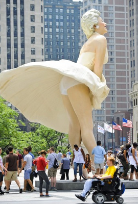 FOTO DEL GIORNO 17 LUGLIO 2011 : STATUA IN NOME DI MARLYN A CHICAGO