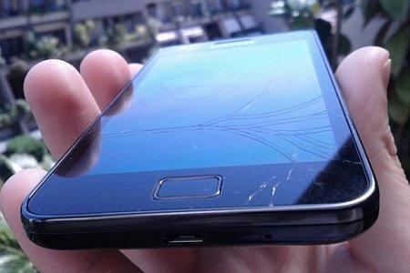 Altro caso di Gorilla Glass rotto. Questa volta è il turno di Motorola Defy