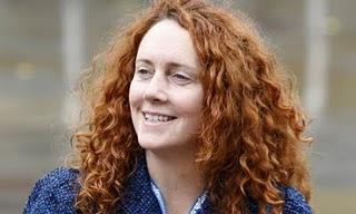 Scandalo intercettazioni : rilasciata su cauzione Rebekah Brooks. Si dimette il capo di Scotland Yard