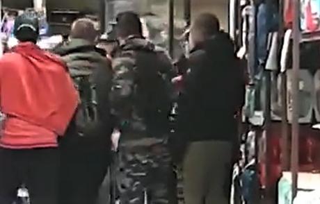 “Mettiti la mascherina”, scoppia la rissa in un supermercato nel Napoletano lite supermercato
