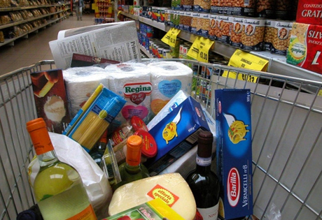 Coronavirus a Napoli, il Comune eroga buono spesa di 300 euro: chi può averlo Coronavirus carrello spesa