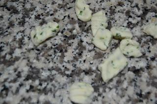 Gnocchi di ricotta con aglio e prezzemolo al pesto di noci Gnocchi di ricotta con aglio e prezzemolo al pesto di noci
