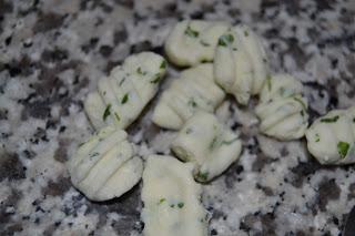 Gnocchi di ricotta con aglio e prezzemolo al pesto di noci Gnocchi di ricotta con aglio e prezzemolo al pesto di noci