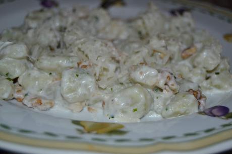Gnocchi di ricotta con aglio e prezzemolo al pesto di noci Gnocchi di ricotta con aglio e prezzemolo al pesto di noci