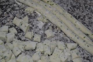 Gnocchi di ricotta con aglio e prezzemolo al pesto di noci Gnocchi di ricotta con aglio e prezzemolo al pesto di noci