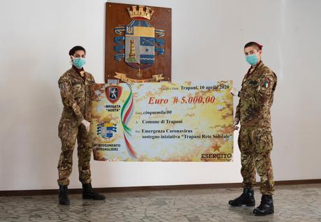 Trapani/ I Bersaglieri della Brigata ”Aosta”. Consegna di un assegno di solidarietà al Comune di Trapani Trapani/ I Bersaglieri della Brigata ”Aosta”. Consegna di un assegno di solidarietà al Comune di Trapani