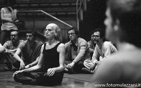 LO YOGA NEL TEATRO - LIVING THEATER LO YOGA NEL TEATRO - LIVING THEATER