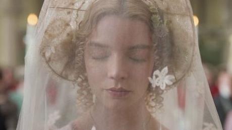 I mantelli rossi delle fanciulle di Highbury | Un dettaglio dal film “Emma.” di Autumn De Wilde I mantelli rossi delle fanciulle di Highbury | Un dettaglio dal film “Emma.” di Autumn De Wilde
