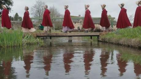 I mantelli rossi delle fanciulle di Highbury | Un dettaglio dal film “Emma.” di Autumn De Wilde I mantelli rossi delle fanciulle di Highbury | Un dettaglio dal film “Emma.” di Autumn De Wilde