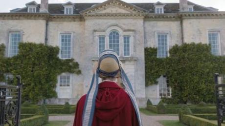 I mantelli rossi delle fanciulle di Highbury | Un dettaglio dal film “Emma.” di Autumn De Wilde I mantelli rossi delle fanciulle di Highbury | Un dettaglio dal film “Emma.” di Autumn De Wilde