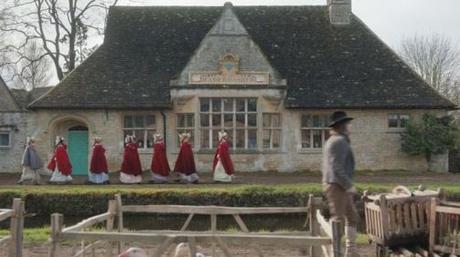 I mantelli rossi delle fanciulle di Highbury | Un dettaglio dal film “Emma.” di Autumn De Wilde I mantelli rossi delle fanciulle di Highbury | Un dettaglio dal film “Emma.” di Autumn De Wilde