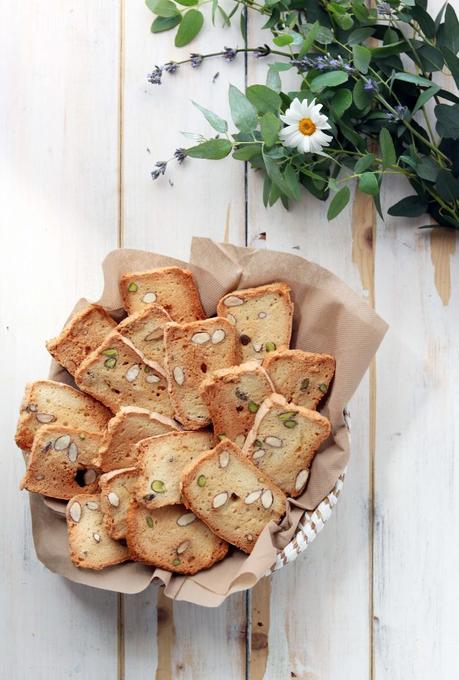 Tegole mandorle e pistacchi Tegole mandorle e pistacchi