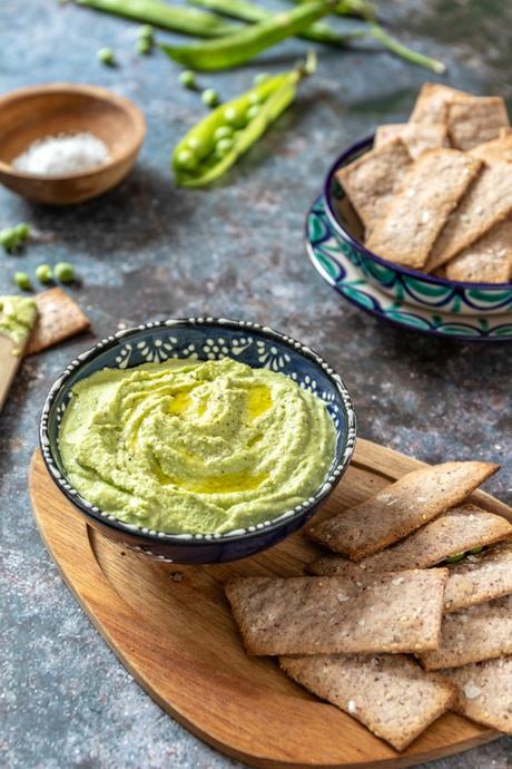 Hummus di piselli e Crackers allo Za'atar Hummus di piselli e Crackers allo Za'atar