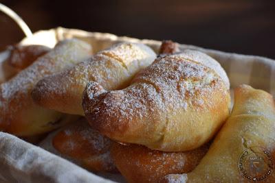 Cornetti a lunga lievitazione con poco lievito di birra Cornetti a lunga lievitazione con poco lievito di birra