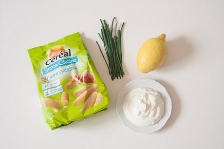 Salsa fresca allo yogurt greco con mini grissini Céréal Salsa fresca allo yogurt greco con mini grissini Céréal