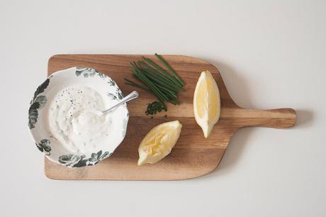 Salsa fresca allo yogurt greco con mini grissini Céréal Salsa fresca allo yogurt greco con mini grissini Céréal