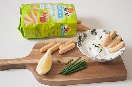 Salsa fresca allo yogurt greco con mini grissini Céréal Salsa fresca allo yogurt greco con mini grissini Céréal