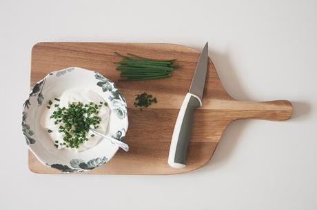 Salsa fresca allo yogurt greco con mini grissini Céréal Salsa fresca allo yogurt greco con mini grissini Céréal