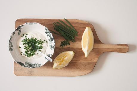 Salsa fresca allo yogurt greco con mini grissini Céréal Salsa fresca allo yogurt greco con mini grissini Céréal