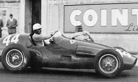 La Ferrari di Maurice Trintignant, batte la concorrenza e si aggiudica il GP di Monaco 1955 La Ferrari di Maurice Trintignant, batte la concorrenza e si aggiudica il GP di Monaco 1955