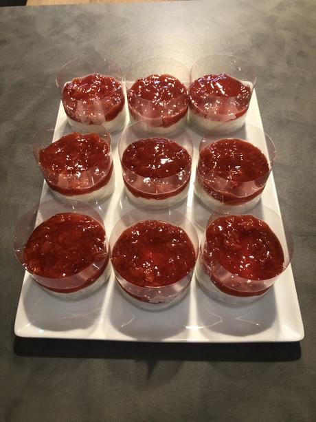 MINI CHEESECAKE CON FRAGOLE MINI CHEESECAKE CON FRAGOLE