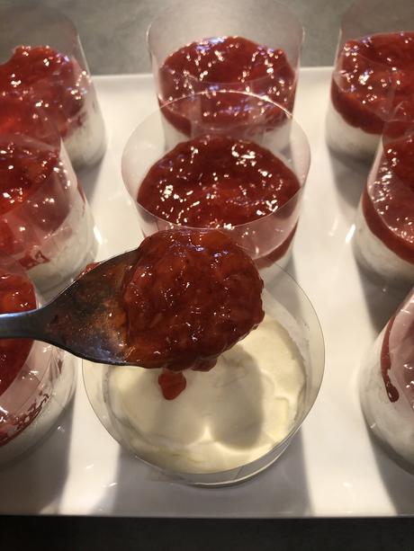 MINI CHEESECAKE CON FRAGOLE MINI CHEESECAKE CON FRAGOLE