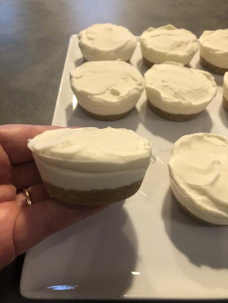 MINI CHEESECAKE CON FRAGOLE MINI CHEESECAKE CON FRAGOLE