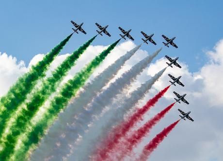 Domani le Frecce Tricolori sorvoleranno a Napoli: no agli assembramenti. Diamo ulteriore prova del nostro senso civico Domani le Frecce Tricolori sorvoleranno a Napoli: no agli assembramenti. Diamo ulteriore prova del nostro senso civico