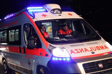 Napoli, cadavere di un uomo abbandonato in strada: non si sa ancora come sia morto ambulanza 118