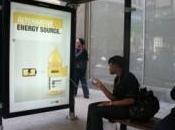 cartelloni pubblicitari ricaricano l’iphone l’ipad