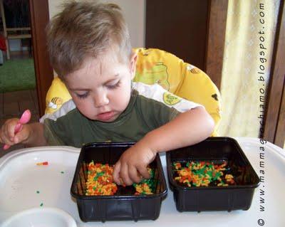 Lavoretti di primavera: tulipani con la pasta colorata e travasi