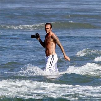 David Beckham sul surf si lancia ma ha messo su pancia?