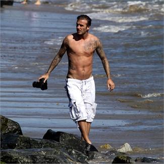 David Beckham sul surf si lancia ma ha messo su pancia?