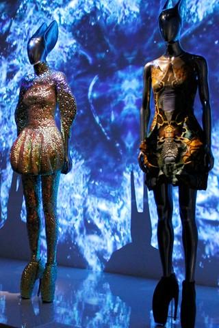 Boom di Visite per la Mostra di Alexander McQueen al Metropolitan Museum