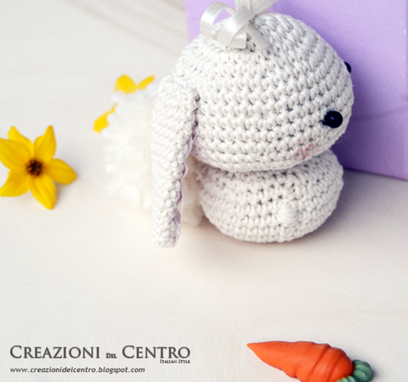 Una tenera coniglietta amigurumi