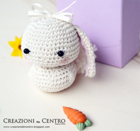 Una tenera coniglietta amigurumi