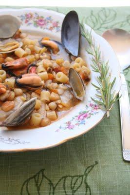 Zuppetta di cicerchie e frutti di mare...per Gente del Fud e anche un po per me