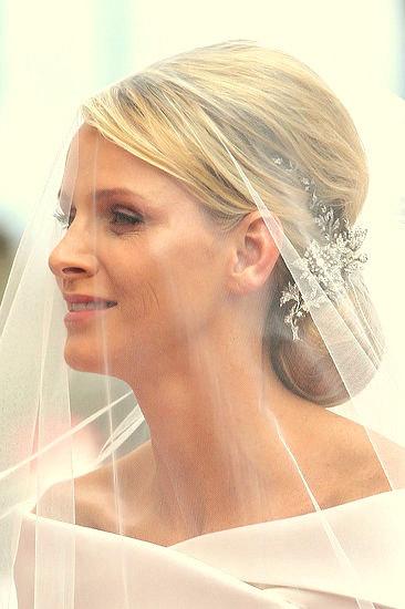 Charlene-Wittstock-natural-and-beautiful-make-up-behind-her-long-veil