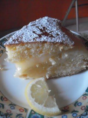 Torta soffice estiva al limone farcita di crema al limone light