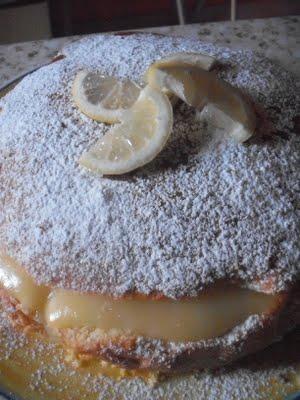 Torta soffice estiva al limone farcita di crema al limone light