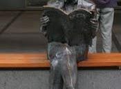 Oslo: statua dell'uomo legge giornale