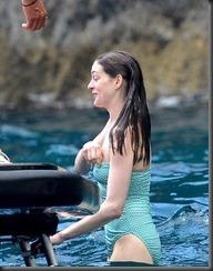 4Anne-Hathaway-Capri-072211-435x580