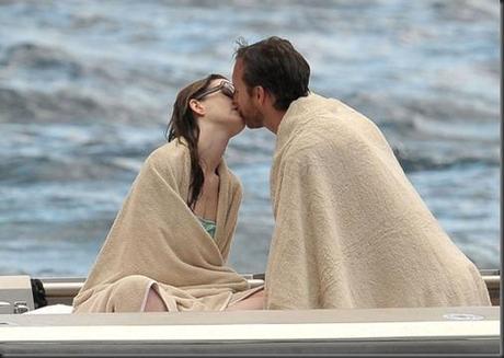 2Anne-Hathaway-Capri-072211-580x435