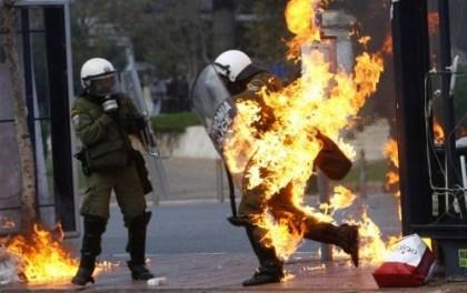 La violenza degli scontri in Grecia ad Atene