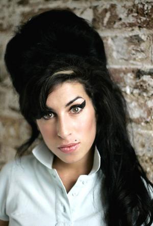 Domani accertamenti sulla morte di Amy Winehouse.
