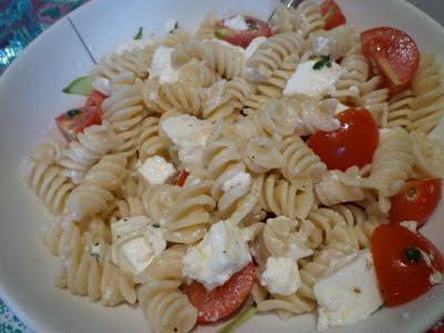 Che la dieta cominci: pasta calda con sugo freddo di pomodorini e ricotta